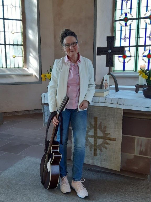 Sybille Brandau mit Gitarre